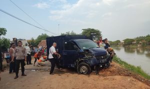 Mobil Berisi Penuh Uang Masuk ke Sungai, Upaya Evakusi Ditonton Warga yang Penasaran Mobil berisi koper penuh uang yang masuk didalam sungai berhasil dievakuasi, berikut isinya telah diamankan. GEMAH ABDILLAAH/KARAWANG BEKASI EKSPRES