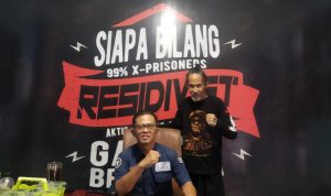 Pendiri Yayasan Anugerah Insan Residivis, Asep Djuheri (kiri), bersama seorang penghuni yayasan, Ronald Carl (kanan) di ruang kerjanya, Jl. Cikungkurak, Kec. Babakan Ciparay, Kota Bandung. (Nizar/Jabar Ekspres)