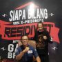 Pendiri Yayasan Anugerah Insan Residivis, Asep Djuheri (kiri), bersama seorang penghuni yayasan, Ronald Carl (kanan) di ruang kerjanya, Jl. Cikungkurak, Kec. Babakan Ciparay, Kota Bandung. (Nizar/Jabar Ekspres)