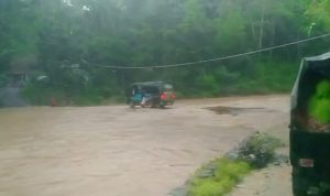 Kondisi jembatan yang terendam air dan tanpa pengaman, sehingga permukaan jembatan darurat tak terlihat. (radartasik)