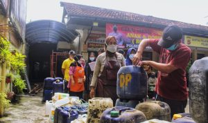 Beli Minyak Goreng Pakai PeduliLindung, Ridwan Kamil: Hanya Formalitas Masyarakat mengantri saat pembelian minyak goreng curah pada beberapa waktu lalu. Sejak Senin kemarin, pembeliannya berganti harus menggunakan aplikasi Peduli Lindungi.Foto. Deni Jabar Ekspres.