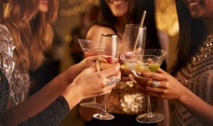 Ilustrasi Promo Threesome dari bar Mr Braid yang kini viral. (Pixabay)