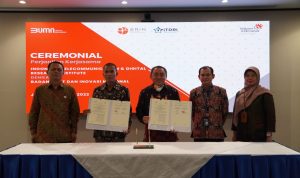 Penandatanganan Naskah Perjanjian Kerja Sama Antara Indonesia Telecommunication & Digital Research Institute dan Pusat Riset Ekonomi Makro & Keuangan Badan Riset dan Inovasi Nasional (Pusris EMK BRIN) oleh Chairman of ITDRI Jemy V Confido (tengah) dan Kepala Pusris EMK BRIN Zamroni (kedua dari kiri) di Gedung Telkom Landmark Tower, Jakarta.