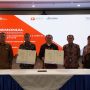 Penandatanganan Naskah Perjanjian Kerja Sama Antara Indonesia Telecommunication & Digital Research Institute dan Pusat Riset Ekonomi Makro & Keuangan Badan Riset dan Inovasi Nasional (Pusris EMK BRIN) oleh Chairman of ITDRI Jemy V Confido (tengah) dan Kepala Pusris EMK BRIN Zamroni (kedua dari kiri) di Gedung Telkom Landmark Tower, Jakarta.