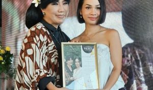 The Palace Jeweler Luncurkan Seri KASMARAN, Koleksi Kolaborasi dengan Anne Avantie General Manager The Palace Jeweler, Jelita Setifa, bersama Anne Avantie saat mempromosikan seri Kasmaran dari The Palace Jeweler