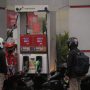Antrian warga saat antri BBM. sebelum penerapan penggunaan Aplikasi Mypertamina Foto. Deni Jabar ekspres.