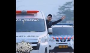 Ridwan Kamil menyapa warga saat mengantar jenazah Eril ke pemakaman di Cimaung, Bandung, Senin (13/6). (Instagram: @ridwankamil)