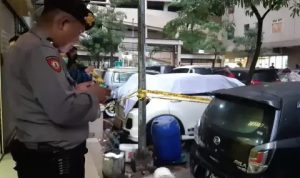 Lokasi kejadian wanita tua terjun dari apartemen sudah dipasang garis polisi. (ist)