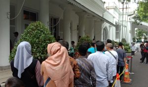 Sejumlah Masyarakat hingga Tokoh penting mulai berdatangan ke Gedung Pakuan untuk Takziyah dan doa bersama di sesi ke dua. Sabtu (4/6). Foto. Sandi Nugraha.