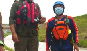 Ridwan Kamil saat ikut terjun dalam salah satu aksi sosial Jabar Quick Response. (ist)