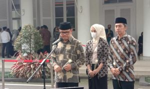Usai Takziyah, Wali Kota Bogor Sebut Ridwan Kamil Sosok yang Tegar Wali Kota Bogor, Bima Arya beserta Wakil dan keluarganya seusai melakukan talziyah ke Gedung Pakuan Kota Bandung, untuk menyampaikan bela sungkawanya kepada Gubernur Jabar Ridwan kamil. Sabtu (4/6). Foto. Sandi Nugraha.
