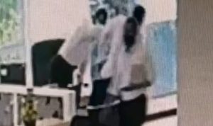 Karyawan Dipukul di KPP Kota Bekasi, Korban Tumbang TANGKAPAN LAYAR: Video pemukulan karyawan di Kantor Pajak Pratama Kota Bekasi.