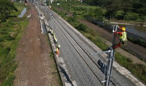 Sistem Keamanan KCJB Mulai Dipasang Bertahap KCIC bersama konsorsium kontraktor terus melakukan berbagai persiapan dan percepatan jelang dilakukannya uji coba Kereta Cepat Jakarta-Bandung (KCJB)