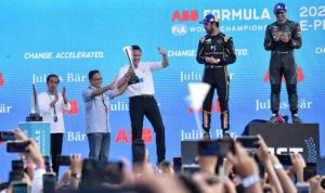 Anies Baswedan saat akan menyerahkan piala Formula E diatas podium. (twitter @aniesbaswedan)