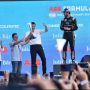 Anies Baswedan saat akan menyerahkan piala Formula E diatas podium. (twitter @aniesbaswedan)
