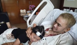 Kondisi Menurun, Ruben Onsu Dilarikan ke ICU Pelukan hangat sang anak membuat Ruben Onsu tampak lebih bersemangat. Foto : YouTube The Onsu Fami
