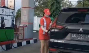 Seorang wanita petugas SPBU yang mengenakan rok mini, kini videonya tengah viral di mesia sosial. (Tangkapan layar video)