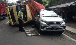 Ringsek, Truk Pengangkut Gabah Hantam Mobil di Nagreg Anggota Polsek Nagreg tengah membantu laka lantas yang melibatkan truk pengangkut gabah di Jalan Raya Bandung-Garut Nagreg