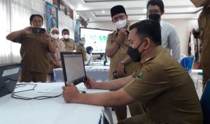 PPDB Tahun Ini, Disdik Jabar Siapkan 704.000 Kursi dan Penambahan Zonasi Kepala Disdik Jabar Dedi Supandi, saat melakukan monitoring PPDB di SMAN 20 Bandung, Senin (6/6).