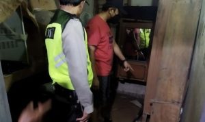 Polisi mendatangi lokasi penyekapan wanita 19 tahun dalam lemari di Malang, Jawa Timur. (fin)