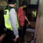Polisi mendatangi lokasi penyekapan wanita 19 tahun dalam lemari di Malang, Jawa Timur. (fin)
