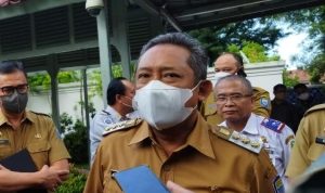 Wali Kota Bandung Yana Mulyana saat memberi paparan mengenai status Kota Bandung saat ini PPKM Level 1. di Pendopo Kota Bandung, Selasa (7/6).