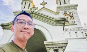 Abu Janda yang berpose di depan gereja st Teresa Singapura. Mengaku geram dengan tausiah Ustaz Khalid Basalamah tentang Patung Yesus. (instagram @permadiaktivis2)