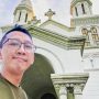 Abu Janda yang berpose di depan gereja st Teresa Singapura. Mengaku geram dengan tausiah Ustaz Khalid Basalamah tentang Patung Yesus. (instagram @permadiaktivis2)