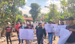 Anggota Dewan di Bekasi yang dihadang massa dan dipaksa turun jalan kaki bersama warga. (ist)