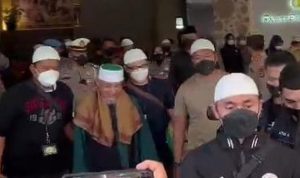 Pimpinan Khilafatul Muslimin, Abdul Qodir Baraja ditangkap di Lampung Oleh Ditserse Kriminal Umum Polda Metro Jaya. (ist)