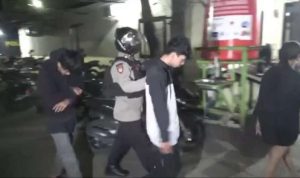 Prostitusi online Libatkan Anak di Bawah Umur Dibongkar Polisi, 3 Remaja Diamankan Beserta Barang Bukti Alat Kontrasepsi Pelaku prostitusi online saat di gelandang ke Mapolrestabes Makasar. (ist)