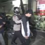 Prostitusi online Libatkan Anak di Bawah Umur Dibongkar Polisi, 3 Remaja Diamankan Beserta Barang Bukti Alat Kontrasepsi Pelaku prostitusi online saat di gelandang ke Mapolrestabes Makasar. (ist)