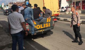 Sembilan orang debt collector yang diamankan oleh Polres Majalengka diangkut menggunakan mobil bak terbuka. (ist)