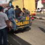 Sembilan orang debt collector yang diamankan oleh Polres Majalengka diangkut menggunakan mobil bak terbuka. (ist)