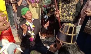 Seorang Pria di Gresik nikahi kambing karena mengaku mendapat wangsit. (tangkapan layar video)