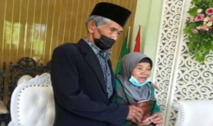 Kakek 93 Tahun Nikahi Nenek 71 Tahun, Tercatat Jadi Pernikahan dengan Mempelai Tertua Rumpyuh Tarno Sukarto (93) dan SulamiK (71) keduanya adalah mempelai pengantin yang tercatat sebagai pernikahan tertua di Klaten. (ist)
