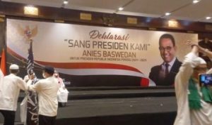 Ketegangan yang terjadi saat panitia akan menurunkan bendera tauhid dari atas panggung deklarasi dukungan Anies Baswedan. (istimewa)