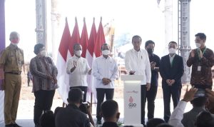 Presiden Jokowi saat melakukan Ground Breaking pembangunan pabrik baterai mobil listrik di KIT Batang. (Radar Pekalongan)
