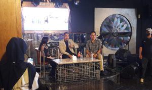 BERIKAN MOTIVASI: Ahmad Sahroni berbagi pengalaman membangun usaha kepada milenial Kota Bandung di Garland Social House, Kota Bandung, Kamis (23/6).