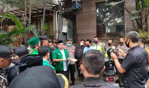 Anggota GP Ansor mendatangi kafe Holywings untuk meminta pertanggungjawaban atas dugaan penistaan agama
