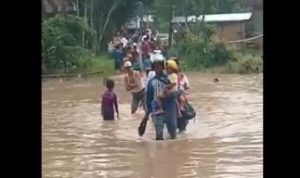 Terendam Banjir, Akses Jalan Lintas di Bogor Terputus, Warga Dievakuasi Warga Tenjo yang harus melalui jalanan dengan berjalan kaki karena akss jalan dilokasi tersebut terputus akibat terendam banjir. (ist)