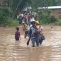 Terendam Banjir, Akses Jalan Lintas di Bogor Terputus, Warga Dievakuasi Warga Tenjo yang harus melalui jalanan dengan berjalan kaki karena akss jalan dilokasi tersebut terputus akibat terendam banjir. (ist)