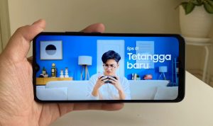 Dengan layar 6,5 inci resolusi HD+ streaming serial favorit di Galaxy A03 jadi makin nyaman