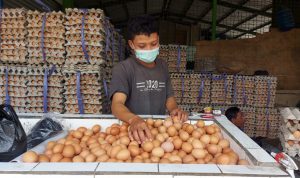 Salah satu pedagang telur di Pasar Gedebage. (Foto: Arvi/Jabar Ekspres)