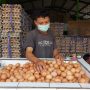 Salah satu pedagang telur di Pasar Gedebage. (Foto: Arvi/Jabar Ekspres)