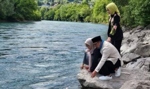 Pesan Ridwan Kamil pada Sungai Aare: Aku Titipkan Jasad Anak Kami Kepadamu Gubernur Jawa Barat, Ridwan Kamil dan keluarga saat mengikhlaskan sang putra sulung, Eril yang hilang terbawa arus Sungai Aare, Swiss. (Instagram/@ridwankamil)