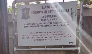 Satpol PP Surabaya Kepergok Jual Barang Sitaan, Begini Kronologinya Pintu depan gudang sitaan barang Satpol PP Surabaya. (Istimewa)