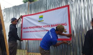 18 Tahun Tidak Bayar Sewa, Pemkot Bandung Tertibkan Aset Tanah dan Bangunan Penertiban Aset Tanah oleh BKAD Kota Bandung karena tunggakan bayaran sewa selama 18 tahun di Jalan Bengawan, Bandung, Kamis (9/6). (Arvi/Jabar Ekspres)