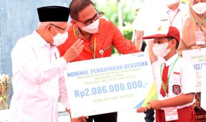 Wapres Serahkan Manfaat dan Beasiswa BPJS Ketenagakerjaan Bagi Pekerja di Jambi