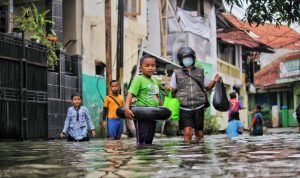 Masalah Banjir di Bandung Belum Teratasi, Ini Penyebabnya BANJIR: Warga sekitar wilayah sekitar Bandung Raya tengah beraktivitas di tengah banjir yang menggenang. (Deni/Jabar Ekspres)